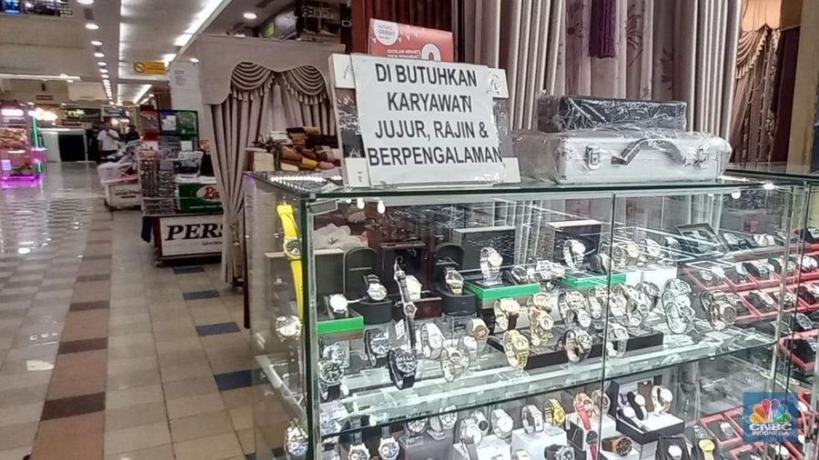 Info lowongan kerja di ITC Cempaka Putih Jakarta, Selasa (27/9/2022). (CNBC Indonesia/ Muhammad Sabki)