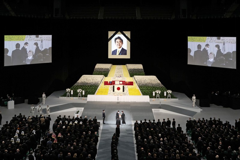 Abu Mantan Perdana Menteri Jepang Shinzo Abe Saat Pemakaman Kenegaraan Istri mantan Perdana Menteri Jepang Shinzo Abe, Akie membawa abu suaminya saat tiba untuk memulai pemakaman kenegaraannya di Nippon Budokan di Tokyo, Jepang, Selasa (27/9/2022). Pemerintah Jepang menghabiskan biaya sebesar 1,65 miliar Yen (Rp 173 miliar) untuk pemakaman kenegaraan Abe, yang mencakup 800 juta Yen (Rp 83,9 miliar) untuk keamanan dan 600 juta Yen (Rp 62,9 miliar) untuk menjamu delegasi asing. (Philip Fong/Pool Photo via AP)