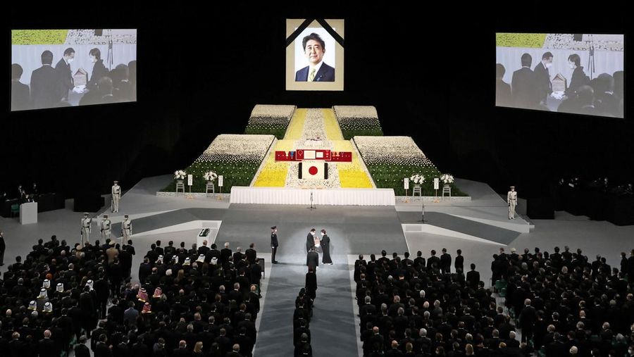 Istri mantan Perdana Menteri Jepang Shinzo Abe, Akie (tengah) membawa abu suaminya saat tiba di pemakaman kenegaraan mantan perdana menteri Jepang Shinzo Abe di Budokan di Tokyo, Jepang, Selasa (27/9/2022). Pemerintah Jepang menghabiskan biaya sebesar 1,65 miliar Yen (Rp 173 miliar) untuk pemakaman kenegaraan Abe, yang mencakup 800 juta Yen (Rp 83,9 miliar) untuk keamanan dan 600 juta Yen (Rp 62,9 miliar) untuk menjamu delegasi asing. (Takashi Aoyama/Pool via REUTERS)