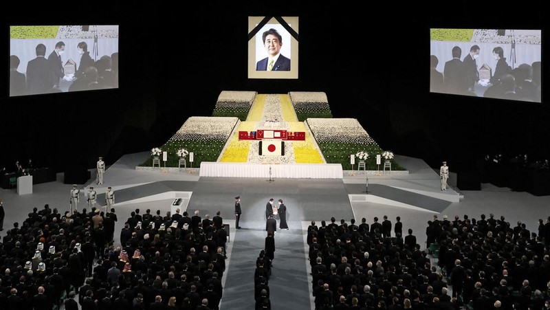 Istri mantan Perdana Menteri Jepang Shinzo Abe, Akie membawa abu suaminya saat tiba untuk memulai pemakaman kenegaraannya di Nippon Budokan di Tokyo, Jepang, Selasa (27/9/2022). Pemerintah Jepang menghabiskan biaya sebesar 1,65 miliar Yen (Rp 173 miliar) untuk pemakaman kenegaraan Abe, yang mencakup 800 juta Yen (Rp 83,9 miliar) untuk keamanan dan 600 juta Yen (Rp 62,9 miliar) untuk menjamu delegasi asing.  (Philip Fong/Pool Photo via AP)