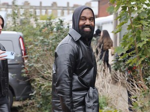 Kelakuan Kanye West: Gambar Swastika dan Minta Manajer Yahudi Cium Foto Hitler