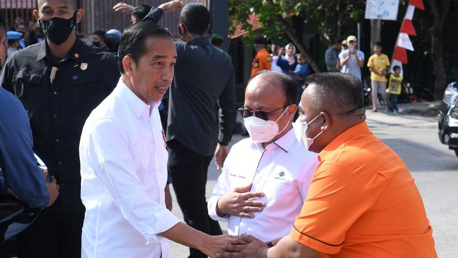 Ketika berkesempatan bertemu Presiden, tidak jarang momen langka ini dimanfaatkan warga untuk berbincang-bincang dengan Presiden Joko Widodo. (Foto: Kris - Biro Pers Sekretariat Presiden)