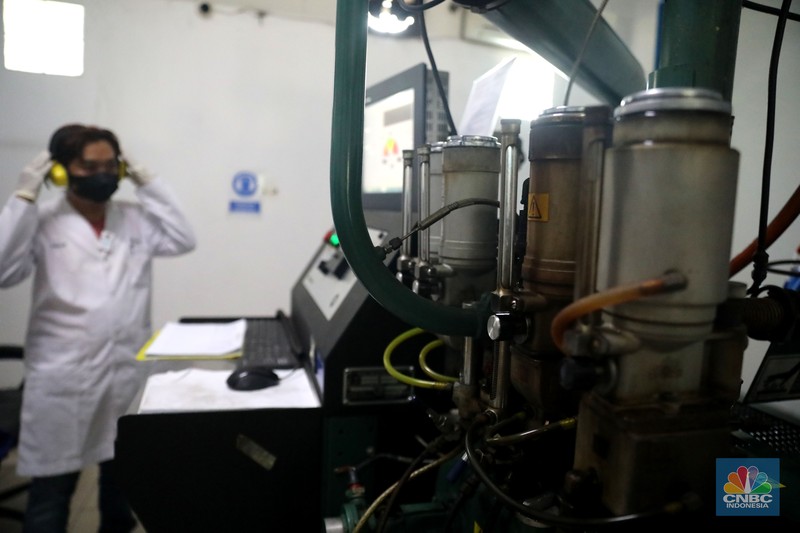 Analis menyiapkan sample untuk melakukan uji distilasi di ruang laboratorium Integrated Terminal Pertamina, Pelumpang, Jakarta, Selasa (27/9/2022). (CNBC Indonesia/ Muhammad Sabki)