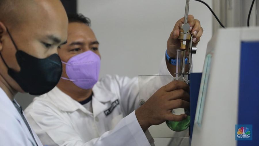 Analis menyiapkan sample untuk melakukan uji distilasi di ruang laboratorium Integrated Terminal Pertamina, Pelumpang, Jakarta, Selasa (27/9/2022). (CNBC Indonesia/ Muhammad Sabki)