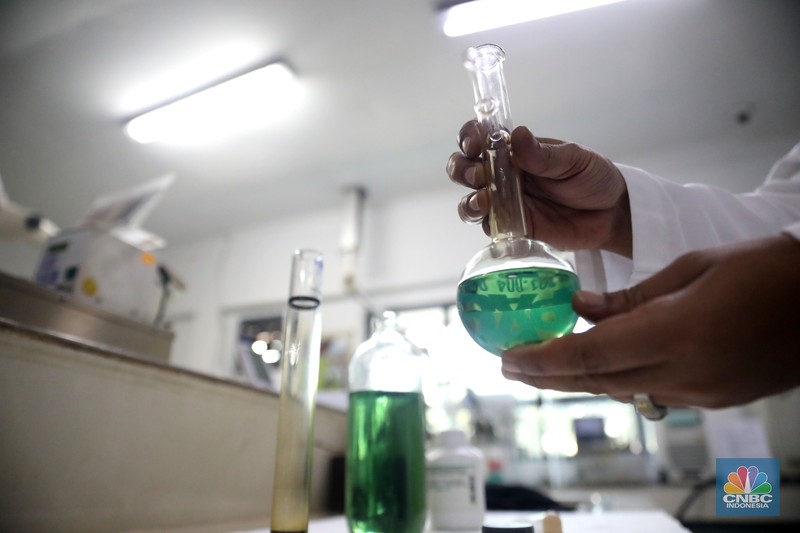 Analis menyiapkan sample untuk melakukan uji distilasi di ruang laboratorium Integrated Terminal Pertamina, Pelumpang, Jakarta, Selasa (27/9/2022). (CNBC Indonesia/ Muhammad Sabki)