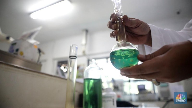 Analis menyiapkan sample untuk melakukan uji distilasi di ruang laboratorium Integrated Terminal Pertamina, Pelumpang, Jakarta, Selasa (27/9/2022). (CNBC Indonesia/ Muhammad Sabki)