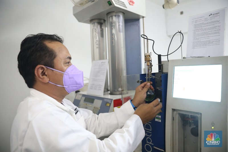 Analis menyiapkan sample untuk melakukan uji distilasi di ruang laboratorium Integrated Terminal Pertamina, Pelumpang, Jakarta, Selasa (27/9/2022). (CNBC Indonesia/ Muhammad Sabki)