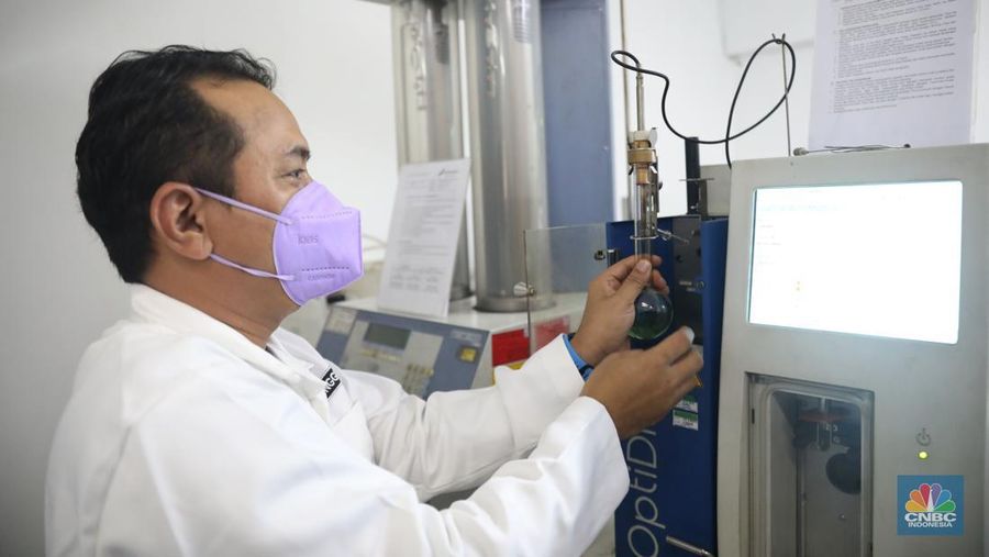 Analis menyiapkan sample untuk melakukan uji distilasi di ruang laboratorium Integrated Terminal Pertamina, Pelumpang, Jakarta, Selasa (27/9/2022). (CNBC Indonesia/ Muhammad Sabki)