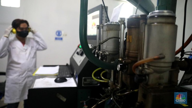Analis menyiapkan sample untuk melakukan uji distilasi di ruang laboratorium Integrated Terminal Pertamina, Pelumpang, Jakarta, Selasa (27/9/2022). (CNBC Indonesia/ Muhammad Sabki)