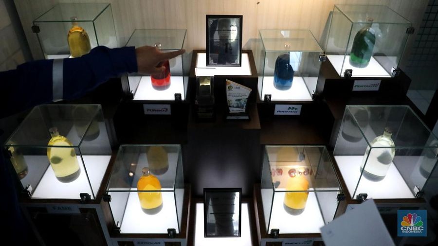 Analis menyiapkan sample untuk melakukan uji distilasi di ruang laboratorium Integrated Terminal Pertamina, Pelumpang, Jakarta, Selasa (27/9/2022). (CNBC Indonesia/ Muhammad Sabki)