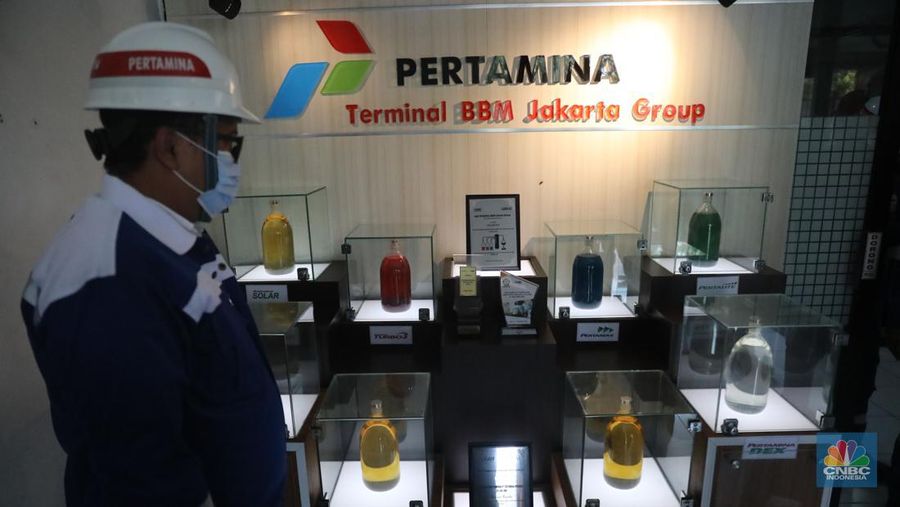 Analis menyiapkan sample untuk melakukan uji distilasi di ruang laboratorium Integrated Terminal Pertamina, Pelumpang, Jakarta, Selasa (27/9/2022). (CNBC Indonesia/ Muhammad Sabki)