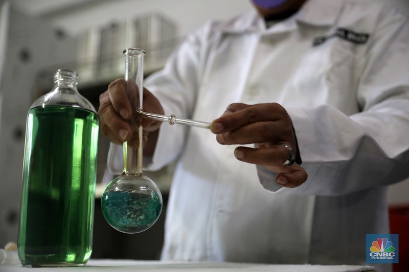 Analis menyiapkan sample untuk melakukan uji distilasi di ruang laboratorium Integrated Terminal Pertamina, Pelumpang, Jakarta, Selasa (27/9/2022). (CNBC Indonesia/ Muhammad Sabki)