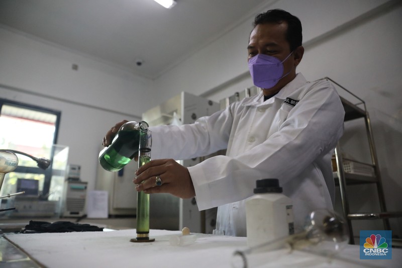 Analis menyiapkan sample untuk melakukan uji distilasi di ruang laboratorium Integrated Terminal Pertamina, Pelumpang, Jakarta, Selasa (27/9/2022). (CNBC Indonesia/ Muhammad Sabki)