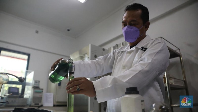Analis menyiapkan sample untuk melakukan uji distilasi di ruang laboratorium Integrated Terminal Pertamina, Pelumpang, Jakarta, Selasa (27/9/2022). (CNBC Indonesia/ Muhammad Sabki)