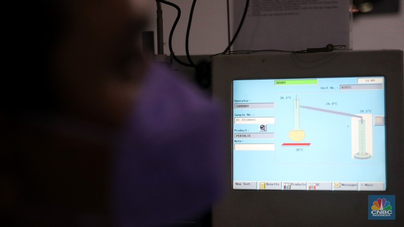 Analis menyiapkan sample untuk melakukan uji distilasi di ruang laboratorium Integrated Terminal Pertamina, Pelumpang, Jakarta, Selasa (27/9/2022). (CNBC Indonesia/ Muhammad Sabki)