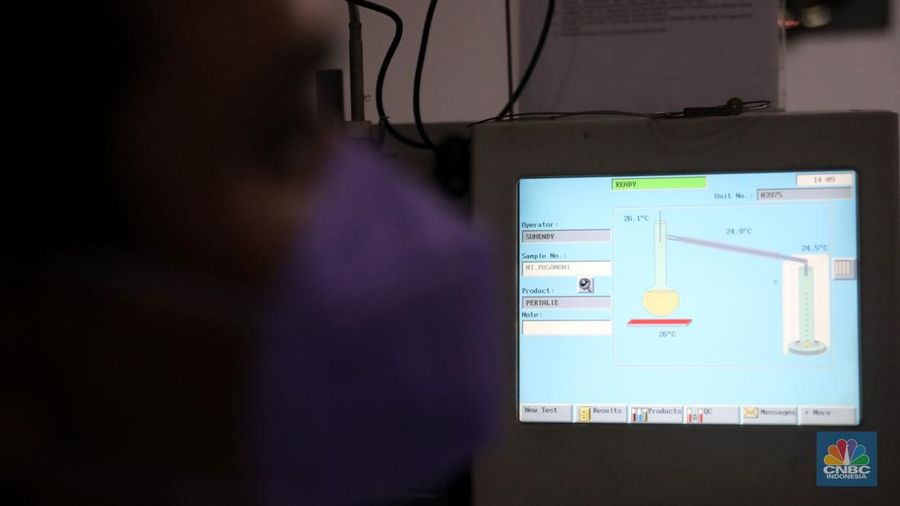 Analis menyiapkan sample untuk melakukan uji distilasi di ruang laboratorium Integrated Terminal Pertamina, Pelumpang, Jakarta, Selasa (27/9/2022). (CNBC Indonesia/ Muhammad Sabki)