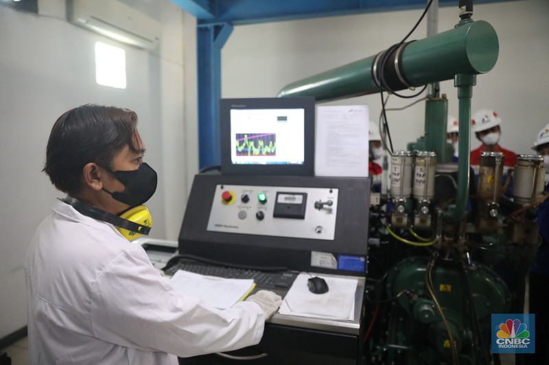 laboratorium Integrated Terminal Pertamina Untuk Uji BBM Analis menyiapkan sample untuk melakukan uji distilasi di ruang laboratorium Integrated Terminal Pertamina, Pelumpang, Jakarta, Selasa (27/9/2022). (CNBC Indonesia/ Muhammad Sabki)