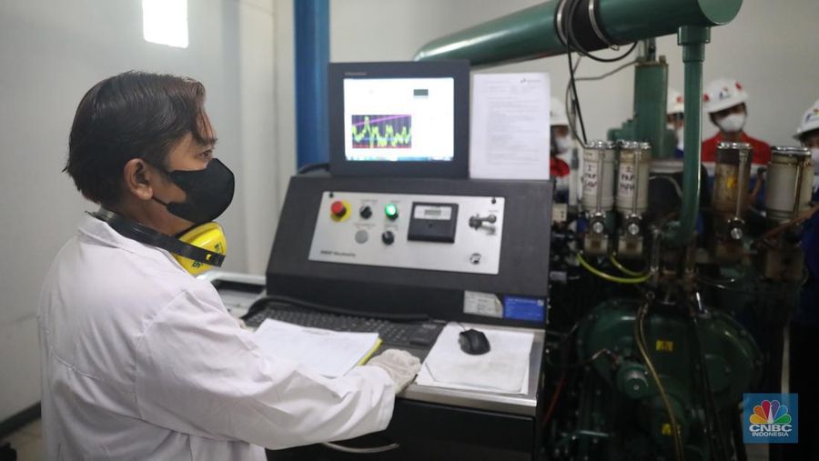 Analis menyiapkan sample untuk melakukan uji distilasi di ruang laboratorium Integrated Terminal Pertamina, Pelumpang, Jakarta, Selasa (27/9/2022). (CNBC Indonesia/ Muhammad Sabki)