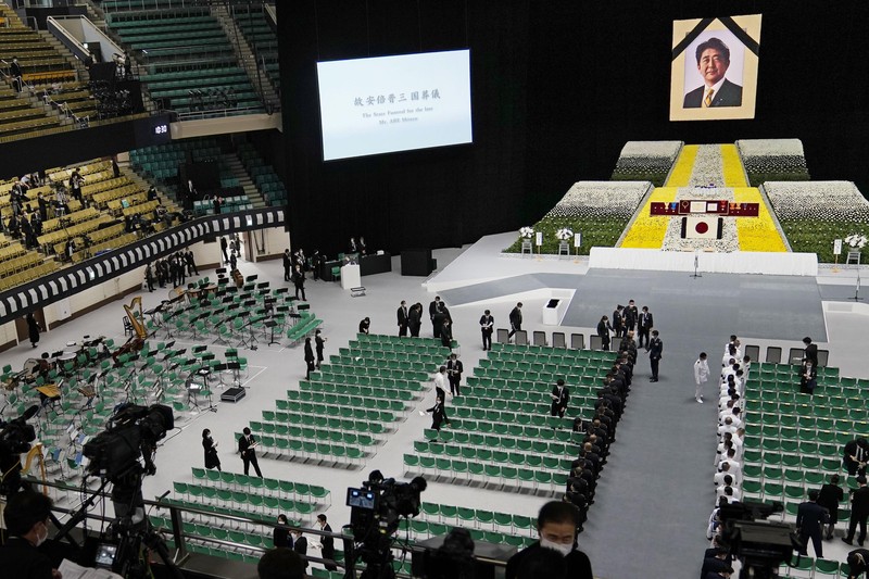 Pemakaman kenegaraan mantan Perdana Menteri Jepang Shinzo Abe Orang-orang meninggalkan bunga dan memberi penghormatan kepada mantan Perdana Menteri Jepang Shinzo Abe di luar Nippon Budokan di Tokyo, Jepang Selasa (27/9/2022). Diperkirakan 4.300 orang akan menghadiri seremoni pemakaman kenegaraan ini, dengan sedikitnya 48 pemimpin atau pejabat tinggi pemerintahan berbagai negara, baik yang masih aktif menjabat maupun yang sudah tidak menjabat, akan turut hadir. (Nicolas Datiche/Pool Photo via AP)