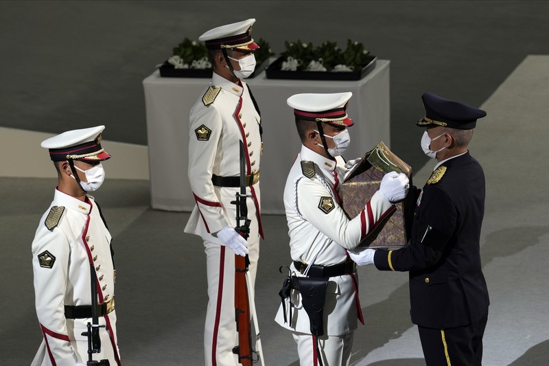 Abu Mantan Perdana Menteri Jepang Shinzo Abe Saat Pemakaman Kenegaraan Istri mantan Perdana Menteri Jepang Shinzo Abe, Akie membawa abu suaminya saat tiba untuk memulai pemakaman kenegaraannya di Nippon Budokan di Tokyo, Jepang, Selasa (27/9/2022). Pemerintah Jepang menghabiskan biaya sebesar 1,65 miliar Yen (Rp 173 miliar) untuk pemakaman kenegaraan Abe, yang mencakup 800 juta Yen (Rp 83,9 miliar) untuk keamanan dan 600 juta Yen (Rp 62,9 miliar) untuk menjamu delegasi asing. (Philip Fong/Pool Photo via AP)
