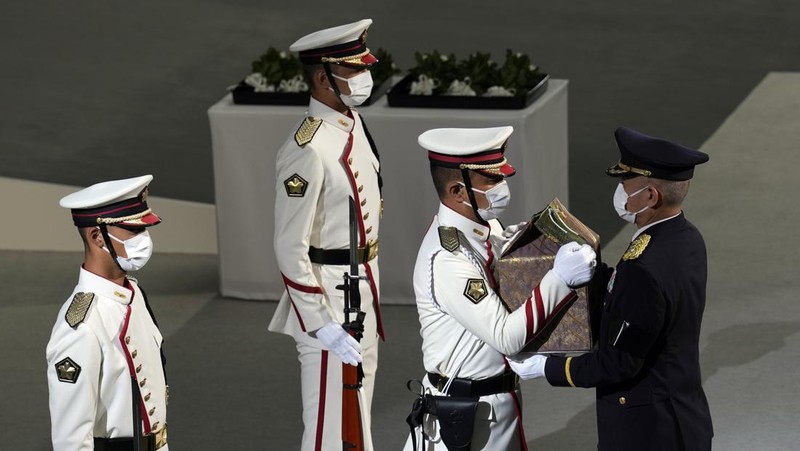 Istri mantan Perdana Menteri Jepang Shinzo Abe, Akie membawa abu suaminya saat tiba untuk memulai pemakaman kenegaraannya di Nippon Budokan di Tokyo, Jepang, Selasa (27/9/2022). Pemerintah Jepang menghabiskan biaya sebesar 1,65 miliar Yen (Rp 173 miliar) untuk pemakaman kenegaraan Abe, yang mencakup 800 juta Yen (Rp 83,9 miliar) untuk keamanan dan 600 juta Yen (Rp 62,9 miliar) untuk menjamu delegasi asing.  (Philip Fong/Pool Photo via AP)
