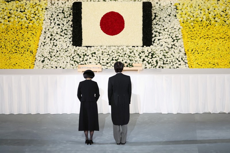 Abu Mantan Perdana Menteri Jepang Shinzo Abe Saat Pemakaman Kenegaraan Istri mantan Perdana Menteri Jepang Shinzo Abe, Akie membawa abu suaminya saat tiba untuk memulai pemakaman kenegaraannya di Nippon Budokan di Tokyo, Jepang, Selasa (27/9/2022). Pemerintah Jepang menghabiskan biaya sebesar 1,65 miliar Yen (Rp 173 miliar) untuk pemakaman kenegaraan Abe, yang mencakup 800 juta Yen (Rp 83,9 miliar) untuk keamanan dan 600 juta Yen (Rp 62,9 miliar) untuk menjamu delegasi asing. (Philip Fong/Pool Photo via AP)