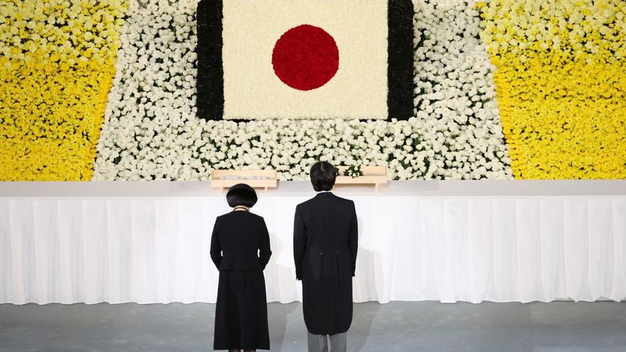 Istri mantan Perdana Menteri Jepang Shinzo Abe, Akie membawa abu suaminya saat tiba untuk memulai pemakaman kenegaraannya di Nippon Budokan di Tokyo, Jepang, Selasa (27/9/2022). Pemerintah Jepang menghabiskan biaya sebesar 1,65 miliar Yen (Rp 173 miliar) untuk pemakaman kenegaraan Abe, yang mencakup 800 juta Yen (Rp 83,9 miliar) untuk keamanan dan 600 juta Yen (Rp 62,9 miliar) untuk menjamu delegasi asing.  (Philip Fong/Pool Photo via AP)