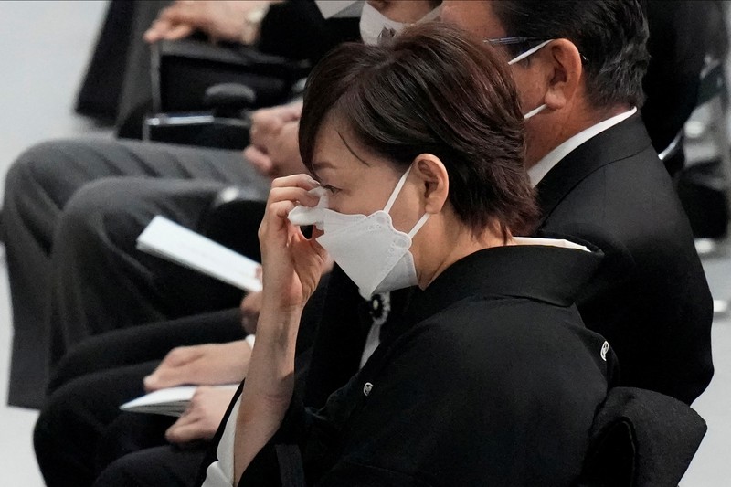 Abu Mantan Perdana Menteri Jepang Shinzo Abe Saat Pemakaman Kenegaraan Istri mantan Perdana Menteri Jepang Shinzo Abe, Akie membawa abu suaminya saat tiba untuk memulai pemakaman kenegaraannya di Nippon Budokan di Tokyo, Jepang, Selasa (27/9/2022). Pemerintah Jepang menghabiskan biaya sebesar 1,65 miliar Yen (Rp 173 miliar) untuk pemakaman kenegaraan Abe, yang mencakup 800 juta Yen (Rp 83,9 miliar) untuk keamanan dan 600 juta Yen (Rp 62,9 miliar) untuk menjamu delegasi asing. (Philip Fong/Pool Photo via AP)