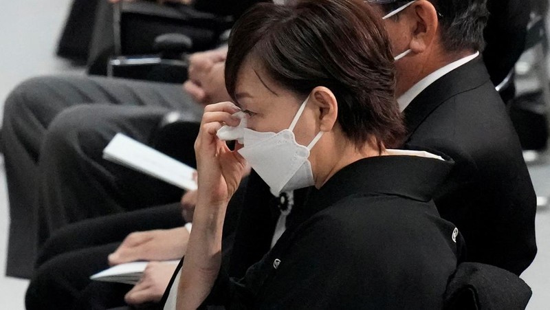 Istri mantan Perdana Menteri Jepang Shinzo Abe, Akie membawa abu suaminya saat tiba untuk memulai pemakaman kenegaraannya di Nippon Budokan di Tokyo, Jepang, Selasa (27/9/2022). Pemerintah Jepang menghabiskan biaya sebesar 1,65 miliar Yen (Rp 173 miliar) untuk pemakaman kenegaraan Abe, yang mencakup 800 juta Yen (Rp 83,9 miliar) untuk keamanan dan 600 juta Yen (Rp 62,9 miliar) untuk menjamu delegasi asing.  (Philip Fong/Pool Photo via AP)