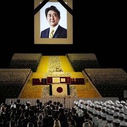 Potret Prosesi Pemakaman Shinzo Abe yang Kontroversial