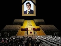 Potret Prosesi Pemakaman Shinzo Abe yang Kontroversial
