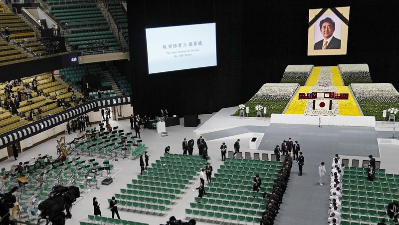 Orang-orang meninggalkan bunga dan memberi penghormatan kepada mantan Perdana Menteri Jepang Shinzo Abe di luar Nippon Budokan di Tokyo, Jepang Selasa (27/9/2022). Diperkirakan 4.300 orang akan menghadiri seremoni pemakaman kenegaraan ini, dengan sedikitnya 48 pemimpin atau pejabat tinggi pemerintahan berbagai negara, baik yang masih aktif menjabat maupun yang sudah tidak menjabat, akan turut hadir. (Nicolas Datiche/Pool Photo via AP)