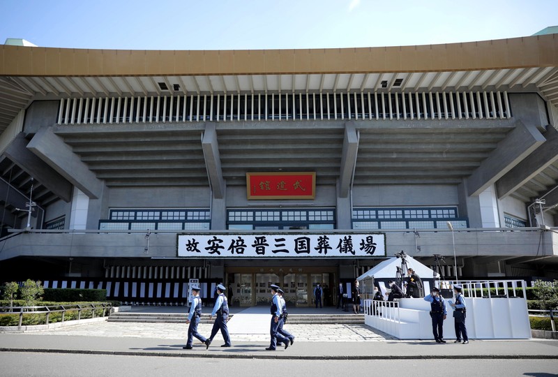 Pemakaman kenegaraan mantan Perdana Menteri Jepang Shinzo Abe Orang-orang meninggalkan bunga dan memberi penghormatan kepada mantan Perdana Menteri Jepang Shinzo Abe di luar Nippon Budokan di Tokyo, Jepang Selasa (27/9/2022). Diperkirakan 4.300 orang akan menghadiri seremoni pemakaman kenegaraan ini, dengan sedikitnya 48 pemimpin atau pejabat tinggi pemerintahan berbagai negara, baik yang masih aktif menjabat maupun yang sudah tidak menjabat, akan turut hadir. (Nicolas Datiche/Pool Photo via AP)
