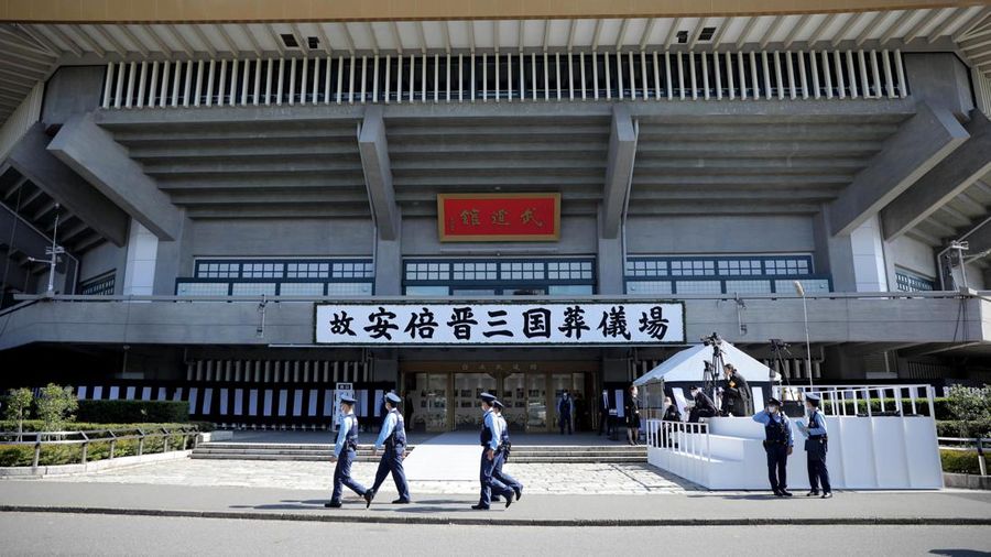 Orang-orang meninggalkan bunga dan memberi penghormatan kepada mantan Perdana Menteri Jepang Shinzo Abe di luar Nippon Budokan di Tokyo, Jepang Selasa (27/9/2022). Diperkirakan 4.300 orang akan menghadiri seremoni pemakaman kenegaraan ini, dengan sedikitnya 48 pemimpin atau pejabat tinggi pemerintahan berbagai negara, baik yang masih aktif menjabat maupun yang sudah tidak menjabat, akan turut hadir. (Nicolas Datiche/Pool Photo via AP)