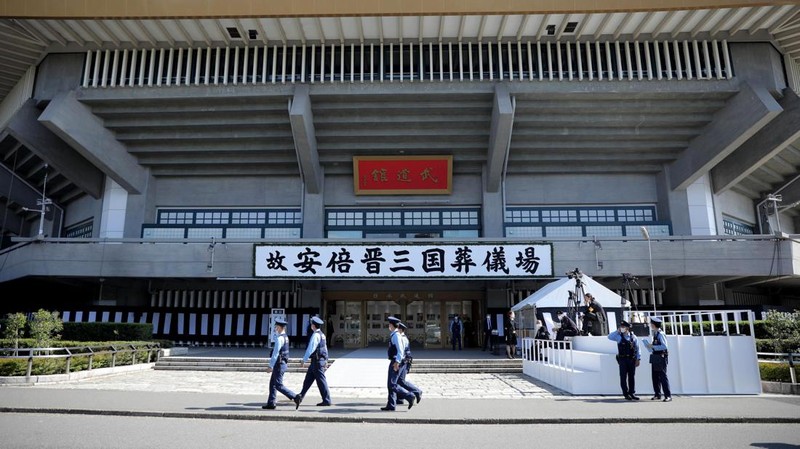 Orang-orang meninggalkan bunga dan memberi penghormatan kepada mantan Perdana Menteri Jepang Shinzo Abe di luar Nippon Budokan di Tokyo, Jepang Selasa (27/9/2022). Diperkirakan 4.300 orang akan menghadiri seremoni pemakaman kenegaraan ini, dengan sedikitnya 48 pemimpin atau pejabat tinggi pemerintahan berbagai negara, baik yang masih aktif menjabat maupun yang sudah tidak menjabat, akan turut hadir. (Nicolas Datiche/Pool Photo via AP)