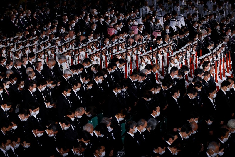 Abu Mantan Perdana Menteri Jepang Shinzo Abe Saat Pemakaman Kenegaraan Istri mantan Perdana Menteri Jepang Shinzo Abe, Akie membawa abu suaminya saat tiba untuk memulai pemakaman kenegaraannya di Nippon Budokan di Tokyo, Jepang, Selasa (27/9/2022). Pemerintah Jepang menghabiskan biaya sebesar 1,65 miliar Yen (Rp 173 miliar) untuk pemakaman kenegaraan Abe, yang mencakup 800 juta Yen (Rp 83,9 miliar) untuk keamanan dan 600 juta Yen (Rp 62,9 miliar) untuk menjamu delegasi asing. (Philip Fong/Pool Photo via AP)