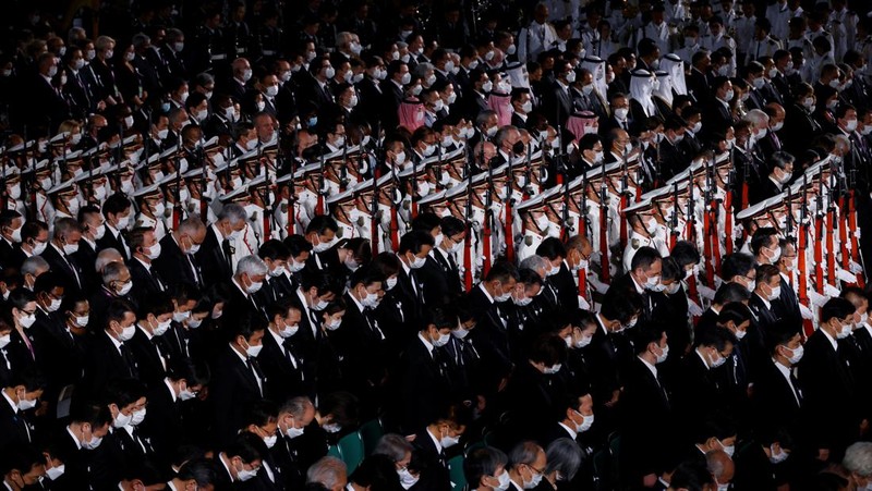 Istri mantan Perdana Menteri Jepang Shinzo Abe, Akie membawa abu suaminya saat tiba untuk memulai pemakaman kenegaraannya di Nippon Budokan di Tokyo, Jepang, Selasa (27/9/2022). Pemerintah Jepang menghabiskan biaya sebesar 1,65 miliar Yen (Rp 173 miliar) untuk pemakaman kenegaraan Abe, yang mencakup 800 juta Yen (Rp 83,9 miliar) untuk keamanan dan 600 juta Yen (Rp 62,9 miliar) untuk menjamu delegasi asing.  (Philip Fong/Pool Photo via AP)