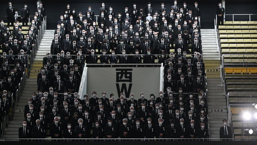 Istri mantan Perdana Menteri Jepang Shinzo Abe, Akie membawa abu suaminya saat tiba untuk memulai pemakaman kenegaraannya di Nippon Budokan di Tokyo, Jepang, Selasa (27/9/2022). Pemerintah Jepang menghabiskan biaya sebesar 1,65 miliar Yen (Rp 173 miliar) untuk pemakaman kenegaraan Abe, yang mencakup 800 juta Yen (Rp 83,9 miliar) untuk keamanan dan 600 juta Yen (Rp 62,9 miliar) untuk menjamu delegasi asing.  (Philip Fong/Pool Photo via AP)