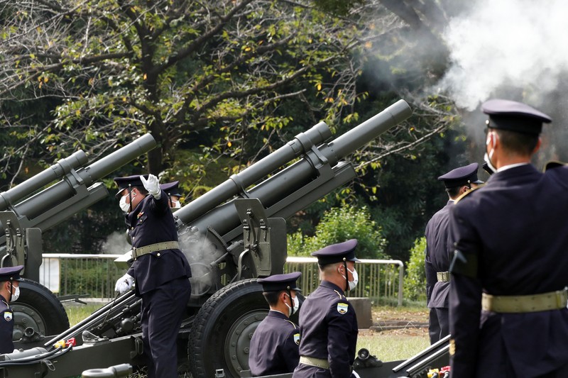 Abu Mantan Perdana Menteri Jepang Shinzo Abe Saat Pemakaman Kenegaraan Istri mantan Perdana Menteri Jepang Shinzo Abe, Akie membawa abu suaminya saat tiba untuk memulai pemakaman kenegaraannya di Nippon Budokan di Tokyo, Jepang, Selasa (27/9/2022). Pemerintah Jepang menghabiskan biaya sebesar 1,65 miliar Yen (Rp 173 miliar) untuk pemakaman kenegaraan Abe, yang mencakup 800 juta Yen (Rp 83,9 miliar) untuk keamanan dan 600 juta Yen (Rp 62,9 miliar) untuk menjamu delegasi asing. (Philip Fong/Pool Photo via AP)