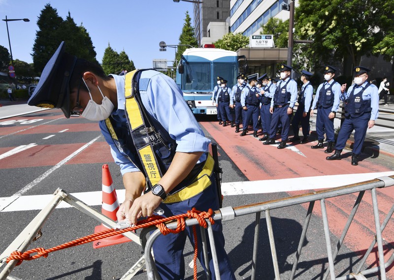 Pemakaman kenegaraan mantan Perdana Menteri Jepang Shinzo Abe Orang-orang meninggalkan bunga dan memberi penghormatan kepada mantan Perdana Menteri Jepang Shinzo Abe di luar Nippon Budokan di Tokyo, Jepang Selasa (27/9/2022). Diperkirakan 4.300 orang akan menghadiri seremoni pemakaman kenegaraan ini, dengan sedikitnya 48 pemimpin atau pejabat tinggi pemerintahan berbagai negara, baik yang masih aktif menjabat maupun yang sudah tidak menjabat, akan turut hadir. (Nicolas Datiche/Pool Photo via AP)