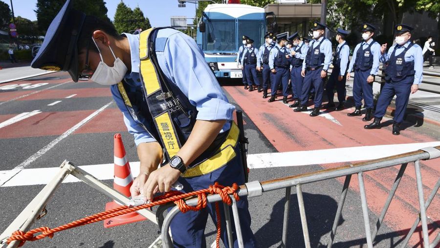 Orang-orang meninggalkan bunga dan memberi penghormatan kepada mantan Perdana Menteri Jepang Shinzo Abe di luar Nippon Budokan di Tokyo, Jepang Selasa (27/9/2022). Diperkirakan 4.300 orang akan menghadiri seremoni pemakaman kenegaraan ini, dengan sedikitnya 48 pemimpin atau pejabat tinggi pemerintahan berbagai negara, baik yang masih aktif menjabat maupun yang sudah tidak menjabat, akan turut hadir. (Nicolas Datiche/Pool Photo via AP)