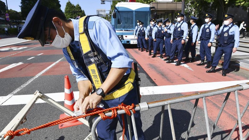 Orang-orang meninggalkan bunga dan memberi penghormatan kepada mantan Perdana Menteri Jepang Shinzo Abe di luar Nippon Budokan di Tokyo, Jepang Selasa (27/9/2022). Diperkirakan 4.300 orang akan menghadiri seremoni pemakaman kenegaraan ini, dengan sedikitnya 48 pemimpin atau pejabat tinggi pemerintahan berbagai negara, baik yang masih aktif menjabat maupun yang sudah tidak menjabat, akan turut hadir. (Nicolas Datiche/Pool Photo via AP)