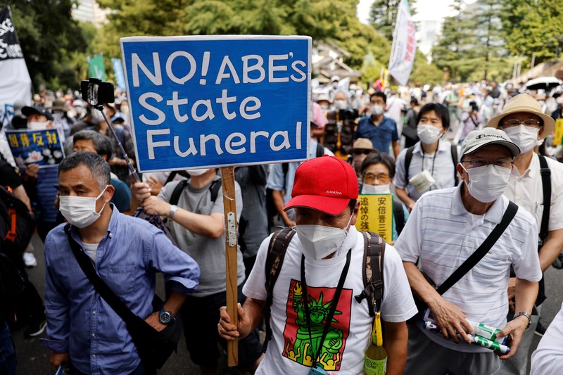 Pemakaman kenegaraan mantan Perdana Menteri Jepang Shinzo Abe Orang-orang meninggalkan bunga dan memberi penghormatan kepada mantan Perdana Menteri Jepang Shinzo Abe di luar Nippon Budokan di Tokyo, Jepang Selasa (27/9/2022). Diperkirakan 4.300 orang akan menghadiri seremoni pemakaman kenegaraan ini, dengan sedikitnya 48 pemimpin atau pejabat tinggi pemerintahan berbagai negara, baik yang masih aktif menjabat maupun yang sudah tidak menjabat, akan turut hadir. (Nicolas Datiche/Pool Photo via AP)