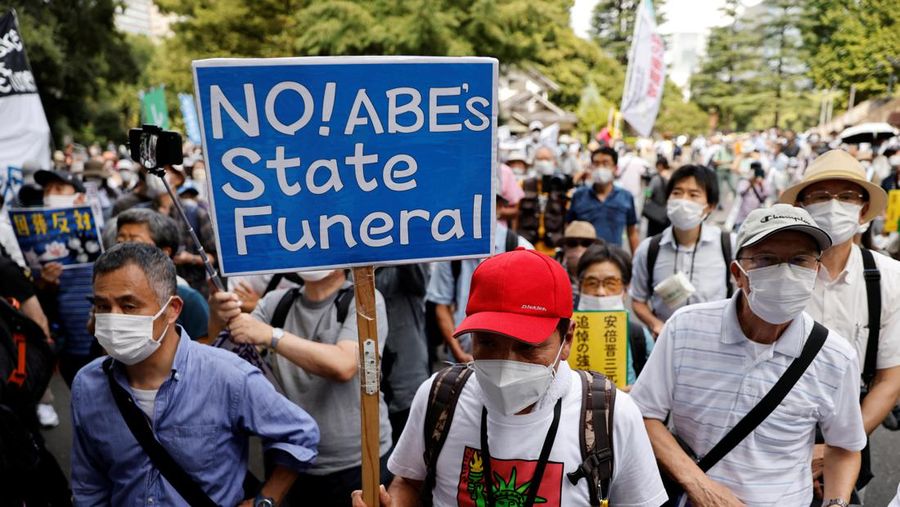 Orang-orang meninggalkan bunga dan memberi penghormatan kepada mantan Perdana Menteri Jepang Shinzo Abe di luar Nippon Budokan di Tokyo, Jepang Selasa (27/9/2022). Diperkirakan 4.300 orang akan menghadiri seremoni pemakaman kenegaraan ini, dengan sedikitnya 48 pemimpin atau pejabat tinggi pemerintahan berbagai negara, baik yang masih aktif menjabat maupun yang sudah tidak menjabat, akan turut hadir. (Nicolas Datiche/Pool Photo via AP)