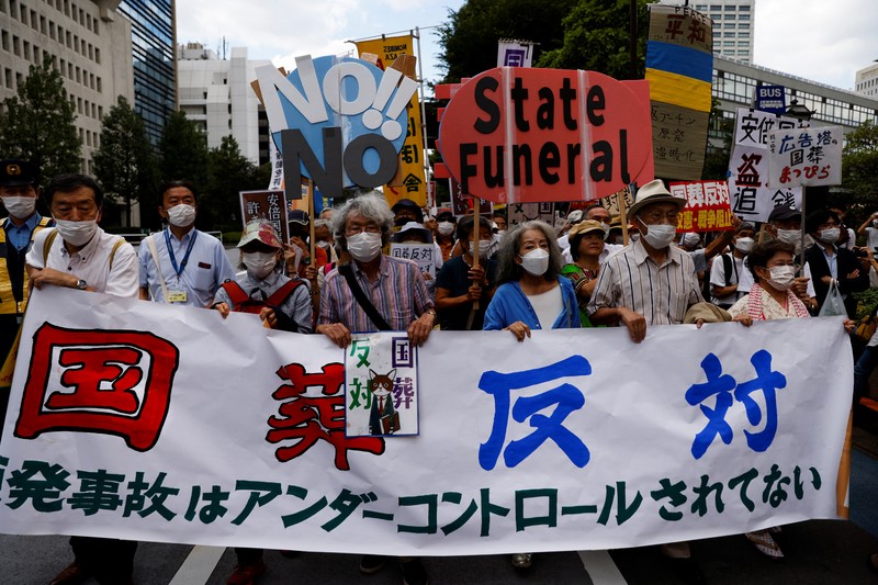 Pemakaman kenegaraan mantan Perdana Menteri Jepang Shinzo Abe Orang-orang meninggalkan bunga dan memberi penghormatan kepada mantan Perdana Menteri Jepang Shinzo Abe di luar Nippon Budokan di Tokyo, Jepang Selasa (27/9/2022). Diperkirakan 4.300 orang akan menghadiri seremoni pemakaman kenegaraan ini, dengan sedikitnya 48 pemimpin atau pejabat tinggi pemerintahan berbagai negara, baik yang masih aktif menjabat maupun yang sudah tidak menjabat, akan turut hadir. (Nicolas Datiche/Pool Photo via AP)