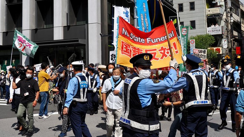 Orang-orang meninggalkan bunga dan memberi penghormatan kepada mantan Perdana Menteri Jepang Shinzo Abe di luar Nippon Budokan di Tokyo, Jepang Selasa (27/9/2022). Diperkirakan 4.300 orang akan menghadiri seremoni pemakaman kenegaraan ini, dengan sedikitnya 48 pemimpin atau pejabat tinggi pemerintahan berbagai negara, baik yang masih aktif menjabat maupun yang sudah tidak menjabat, akan turut hadir. (Nicolas Datiche/Pool Photo via AP)