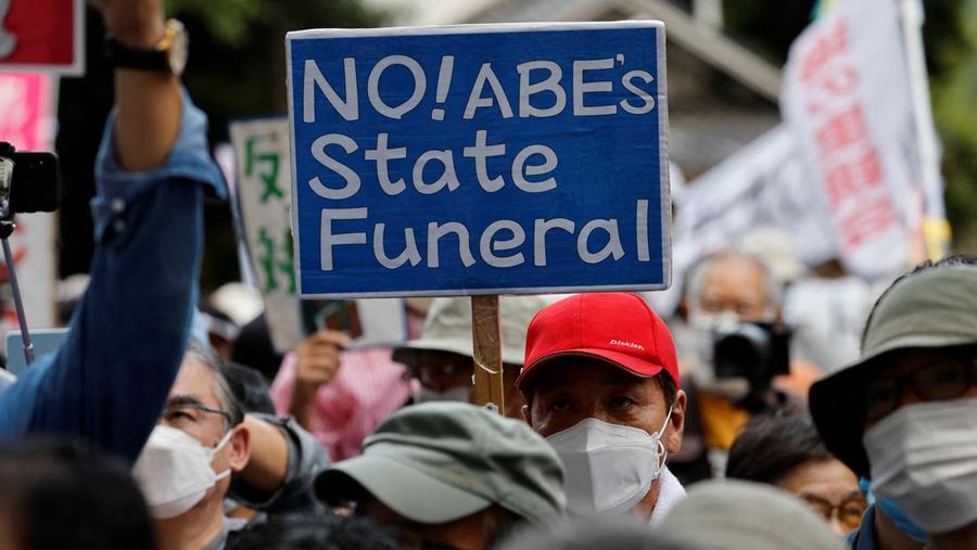Orang-orang meninggalkan bunga dan memberi penghormatan kepada mantan Perdana Menteri Jepang Shinzo Abe di luar Nippon Budokan di Tokyo, Jepang Selasa (27/9/2022). Diperkirakan 4.300 orang akan menghadiri seremoni pemakaman kenegaraan ini, dengan sedikitnya 48 pemimpin atau pejabat tinggi pemerintahan berbagai negara, baik yang masih aktif menjabat maupun yang sudah tidak menjabat, akan turut hadir. (Nicolas Datiche/Pool Photo via AP)