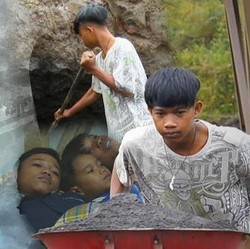 Kisah Pilu Riswan, Remaja Kuli Pasir Berjuang Demi Keluarga