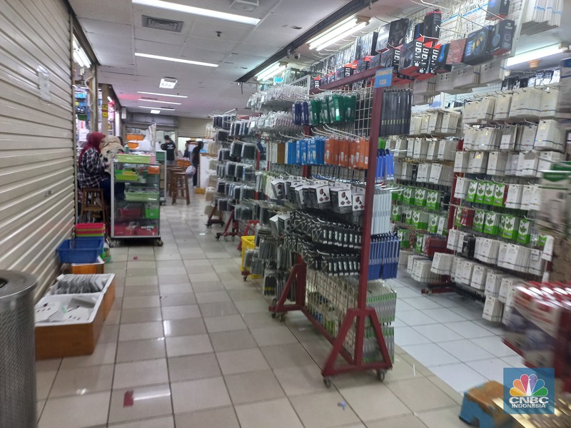 Suasana pertokoan di Kawasan ITC Cempaka Putih Jakarta, Selasa (27/9/2022). (CNBC Indonesia/ Muhammad Sabki)