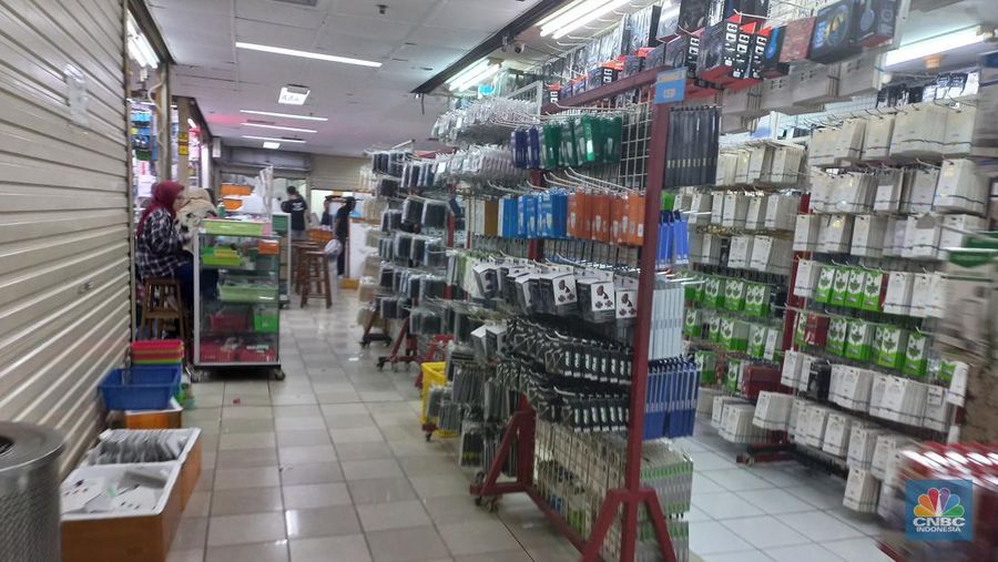 Suasana pertokoan di Kawasan ITC Cempaka Putih Jakarta, Selasa (27/9/2022). (վ/ Muhammad Sabki)